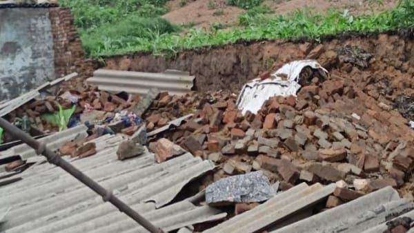 Singrauli: निर्माणाधीन NH39 का हिस्सा गिरने से ढहा घर , 5 लोग मलबे में दबे