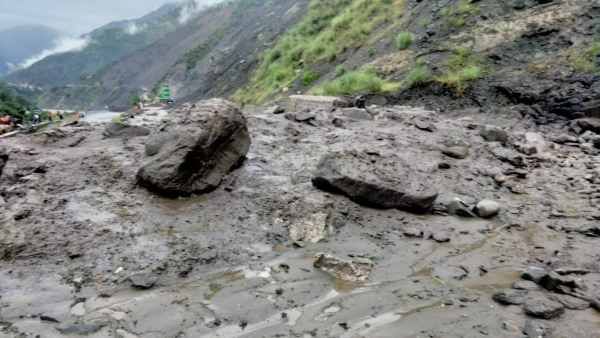 Jammu-Kashmir : रामबन में अचानक आई बाढ़, NH 44 ब्लॉक, मां-बेटी समेत 10 के मरने की आशंका