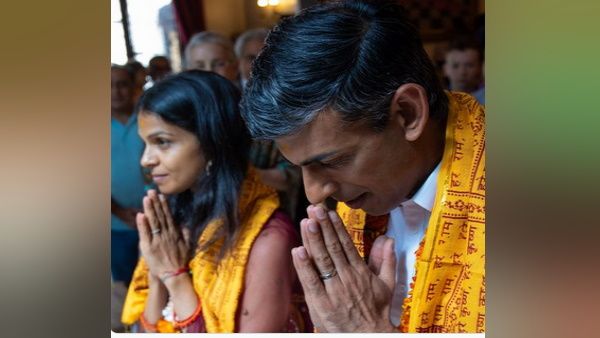 जन्माष्टमी: ब्रिटेन के पीएम उम्‍मीदवार ऋषि सुनक ने पत्नी संग इस्कॉन मंदिर में किए दर्शन