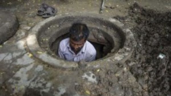 सदन में केंद्र सरकार का दावा- मैला ढोने से किसी की मौत नहीं हुई दर्ज