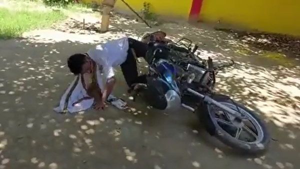 शराब पीकर स्कूल पहुंच गया प्रिंसिपल, बच्चों के सामने उतार दिए कपड़े और फिर...