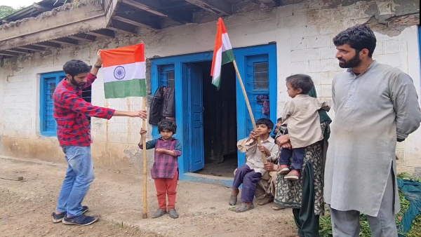 कश्मीर में 2 आतंकियों के घर की चौखट पर लहराया तिरंगा, परिवार ने दिखाया देशभक्ति का जज्बा