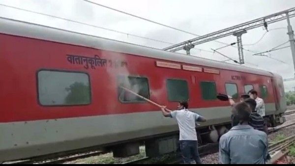 ग्वालियर में बुंदेलखंड एक्सप्रेस के एसी कोच में लगी आग
