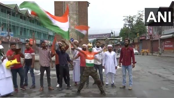 VIDEO : श्रीनगर के लाल चौक पर लहराया गया तिरंगा, आजादी के अमृत महोत्सव पर लगे 'वंदे मातरम' के नारे