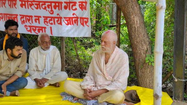 प्रतापगढ: बाहुबली MLA राजा भैया के पिता धरने पर बैठे, जानिए क्या है पूरा मामला ?