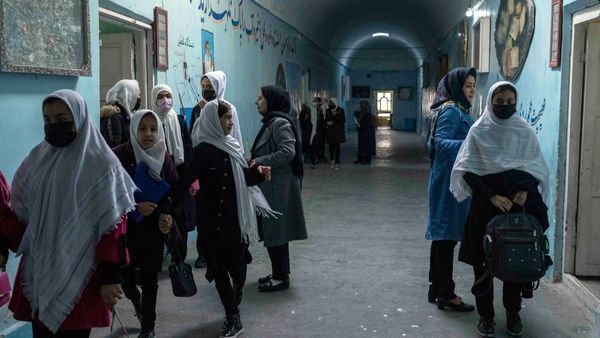 Afghanistan में चलने लगे सीक्रेट स्कूल, जानिए तालिबान को 'धोखा' देकर कैसे पढ़ती है लड़कियां?