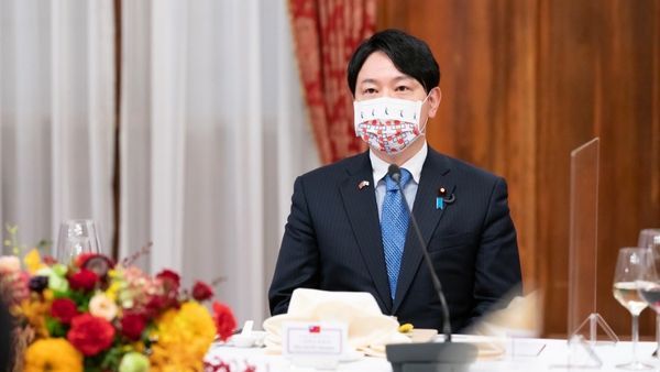 इस देश में अब गिने-चुने बच्चे ही हो रहे हैं पैदा, 'प्रेगनेंट' होने वाले पुरूष मंत्री को मिली जिम्मेदारी