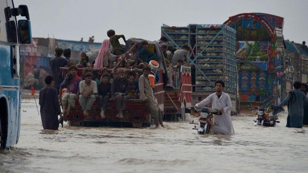 पाकिस्तान में बाढ़ से भीषण तबाही, 900 लोगों की मौत, एक करोड़ से ज्यादा लोग बेघर, दो प्रांत डूबे