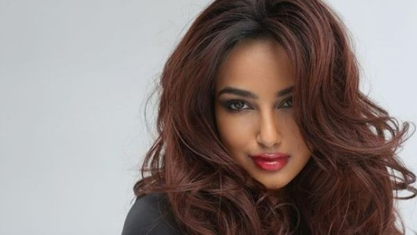 कभी हुईं बॉडी शेमिंग का शिकार, अब फिर सुर्खियों में छाईं हरनाज़ संधू, मैरून गाउन में ढाया कहर