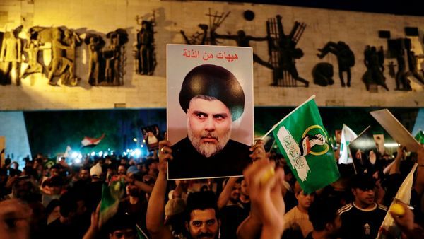 कौन हैं मौलवी मुक्तदा अल-सदर, जिनके राजनीति से इस्तीफा देने पर इराक फिर गृहयुद्ध के नजदीक खड़ा है?