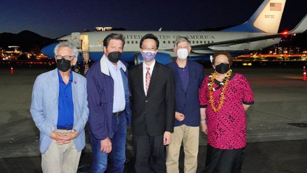 चीन को बार-बार छेड़ रहा अमेरिका, नैन्सी पेलोसी की यात्रा के 12 दिन बाद फिर ताइवान पहुंचे अमेरिकी सांसद