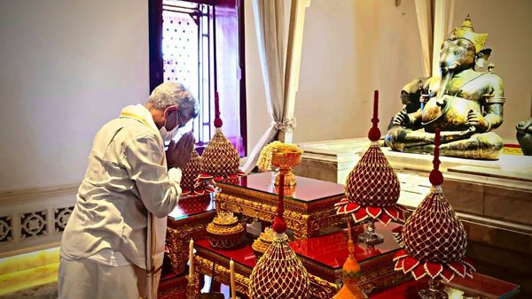 Thailand: थाईलैंड दोरे पर विदेश मंत्री एस जयशंकर ने अतिप्राचीन हिंदू मंदिर में की देवताओं की पूजा-अर्चना