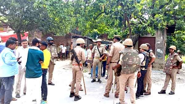 वाराणसी में ताजिया पर विवाद : पेड़ की डाल काटने को लेकर हुआ पथराव, कई थानों की फोर्स मौजूद