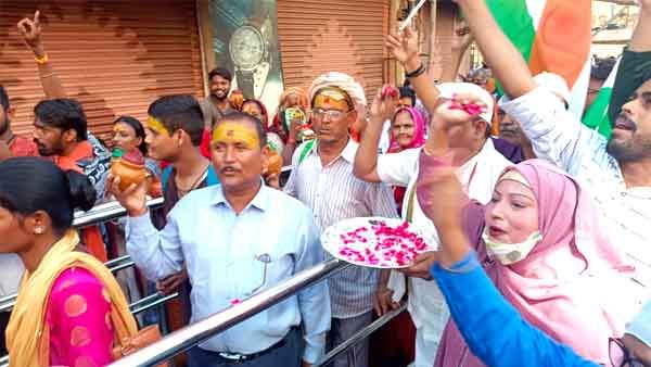 वाराणसी : काशी विश्वनाथ दरबार में मुस्लिमों ने शिवभक्तों पर बरसाए फूल