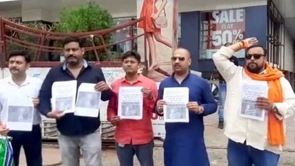 वाराणसी में फ़िल्म लाल सिंह चड्ढा का किया गया विरोध, जलाए गए पोस्टर