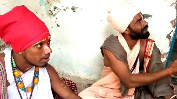 वाराणसी : बच्चियों को टॉफी का लालच दे रहे थे साधु, शोर मचाने पर ग्रामीणों ने दौड़ाकर पकड़ लिया और