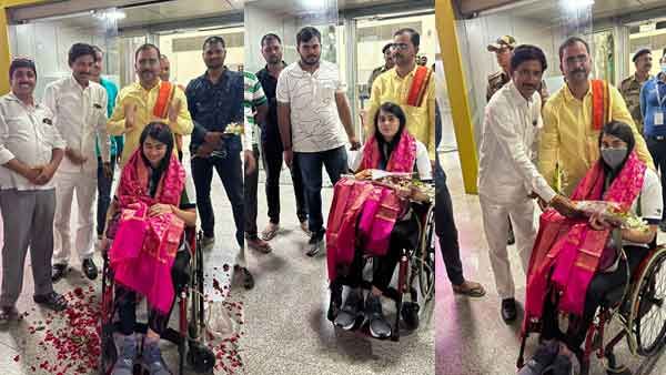 वाराणसी: कोरिया से पदक जीतकर व्‍हीलचेयर पर पहुंची काशी की बेटी, लोगों ने किया स्वागत