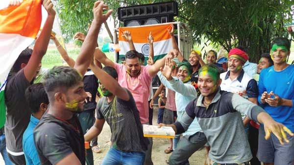 बर्मिंघम में 'विजय' बनारस में उत्सव, पिता ने कहा नमक-रोटी खाकर बेटे ने किया था अभ्यास