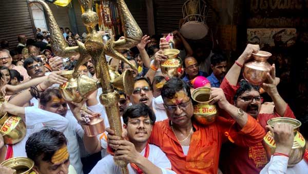 Varanasi : तीन सागरों और बारह नदियों के जल से व्‍यापारियों ने किया बाबा का जलाभिषेक