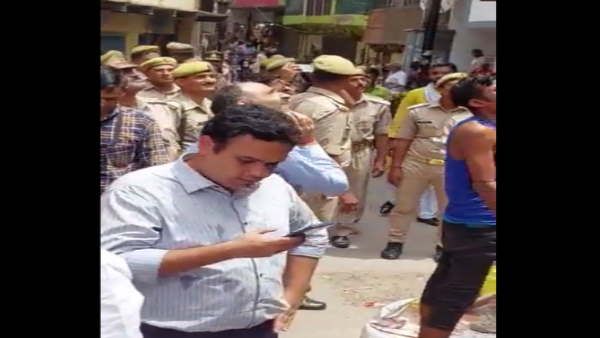 Video_ वृंदावन में DM का चश्मा छीनकर ले गए बंदर, वापस पाने के लिए पुलिस वालों को देनी पड़ी 'रिश्वत'