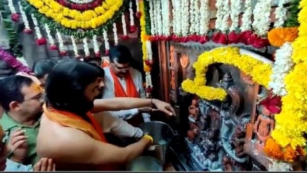 उज्जैन: मध्यरात्रि को पूजन के साथ खुले नागचंद्रेश्वर मंदिर के पट, भक्त कर रहे भगवान के दर्शन