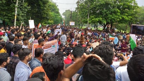 MP में बेरोजगारों ने संभाला मैदान, हजारों छात्रों ने एक साथ किया विरोध-प्रदर्शन
