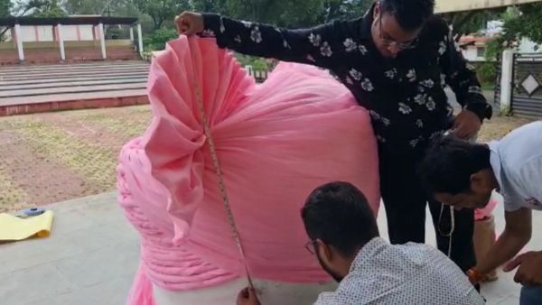 गिनीज बुक ऑफ वर्ल्ड रिकॉर्ड के लिए 49 मिनट में पानी की टंकी को बांधा दुनिया का सबसे बड़ा साफा !