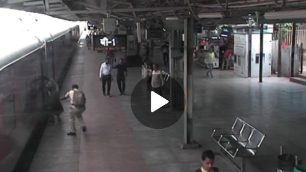 चलती ट्रेन में चढ़ने के दौरान यात्री का फिसला पैर, RPF जवान की सतर्कता से बची जान, घटना का CCTV आया सामने