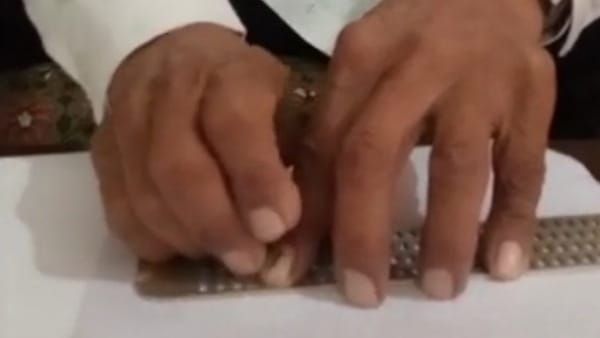 MP: दिव्यांग दृष्टिहीन बुजुर्ग ने ब्रेल लिपि में मुख्य सचिव को लिखा पत्र, जानिए क्या है पूरा मामला