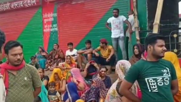 Satna: वार्ड में हुई चोरी तो शराब दुकान में महिलाओं ने जड़ा ताला, शराब दुकान हटाने की करने लगी मांग