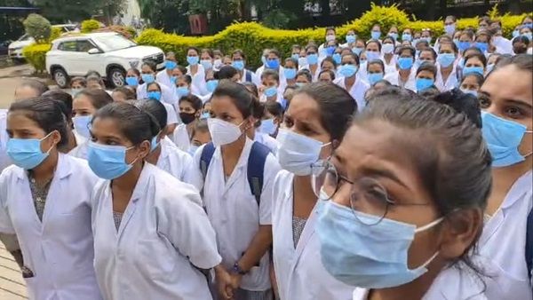 बीएमसी में गायनिक एचओडी के खिलाफ नर्सिंग छात्राओं का हल्लाबोल, आरोप-जानवर कहा, चुटकी बजाकर भगाया