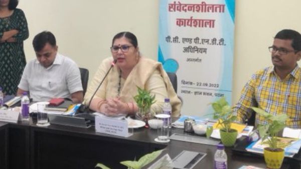 बिहार: छात्रा ने IAS से सेनेटरी पैड को लेकर पूछा सवाल तो बोलीं-कल कंडोम भी मांगोगे