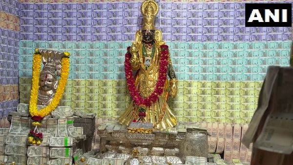 नवरात्रि में 8 करोड़ कैश से सजाया गया देवी का 135 साल पुराना मंदिर, ट्रस्ट बोला ये पैसा मेरा नहीं