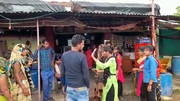 सागर: मंत्री गोपाल भार्गव के क्षेत्र में महिलाओं ने उठाई लाठी, नशेड़ी और दुकानदारों में दहशत