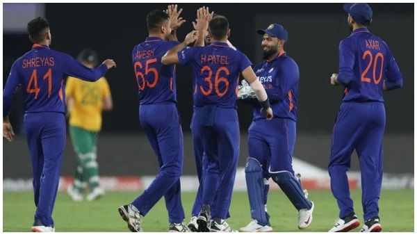 Asia Cup 2022: भारतीय टीम को लगा झटका, जडेजा के बाद यह गेंदबाज भी हो सकता है टूर्नामेंट से बाहर