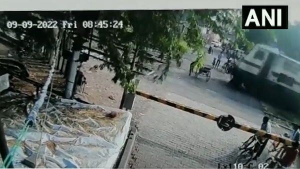 100 KM की रफ्तार से आ रही थी ट्रेन, रिक्शा लेकर ट्रैक पर पहुंच गया शख्स और फिर..., देखें VIDEO