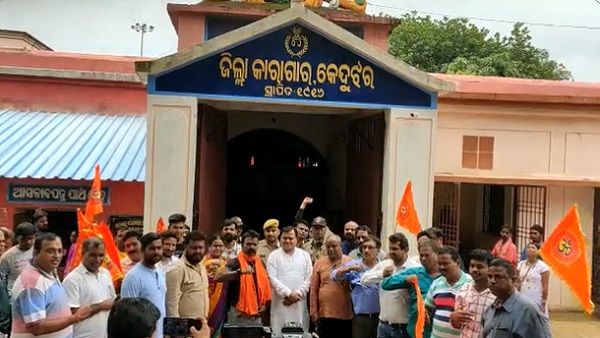 'दारा सिंह से मिलने नहीं दिया जा रहा है...', सुरेश चव्हाणके ने ओडिशा जेल के बाहर किया विरोध प्रदर्शन