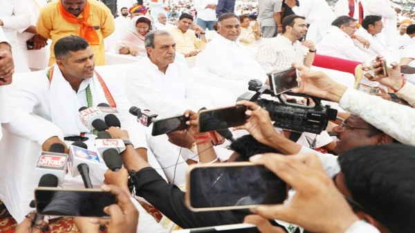 पुष्कर में अशोक गहलोत के मंत्री के सामने उछाले गए जूते चप्पल, वीडियो हुआ वायरल