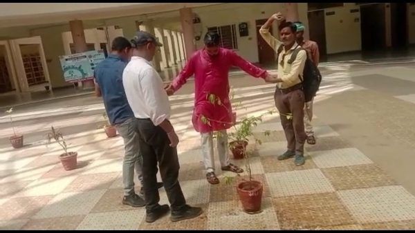 एमपी:एसपी ऑफिस के सामने युवक ने खुद पर डाला केरोसिन, जान देने की थी तैयारी