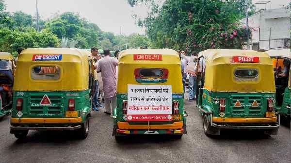 दिल्ली में सीएम केजरीवाल को 'गिफ्ट' में मिले ऑटो, जानिए बीजेपी विधायकों की क्या है मांग ?