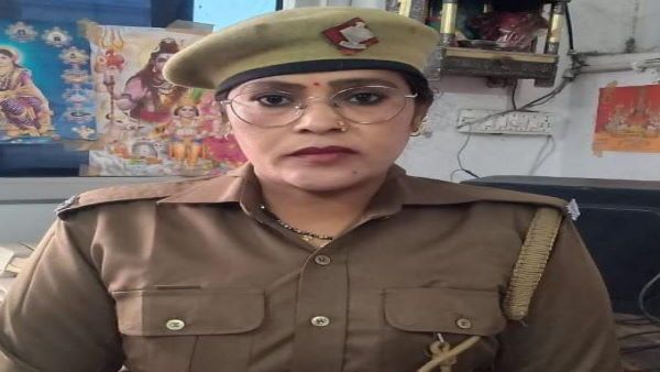 मोबाइल चोरों को पकड़ने के लिए होमगार्ड बबली ने लगाई पुल से छलांग, बहादुरी पर उत्तराखंड पुलिस कर रही सैल्यूट