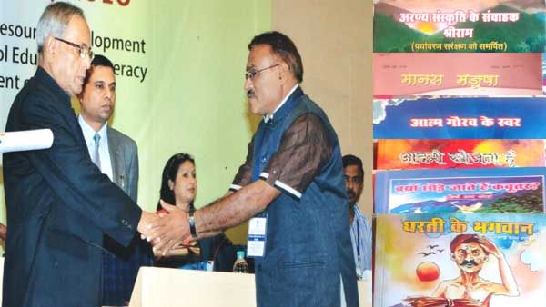 Hindi Diwas: अंग्रेजी के शिक्षक ने हिंदी को समर्पित कर दिया जीवन, 200 से अधिक कविताओं का किया संग्रह