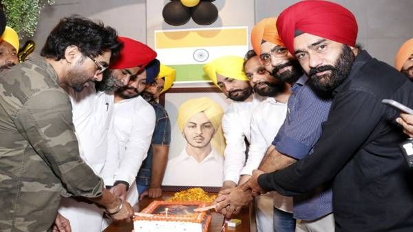पंजाब: आप यूथ विंग ने मोहाली में मनाया सरदार भगत सिंह का जन्मदिन