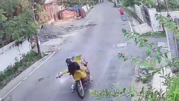 Viral Video: तेज रफ्तार बाइक चालक ने महिला को मारी टक्कर, हवा में उछलने के बाद घसीटती रही बाइक