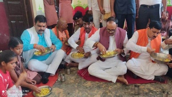 डिप्टी सीएम ने बच्चों संग फर्श पर बैठ कर किया भोजन,कहा-सबका साथ,सबका विकास है उद्देश्य