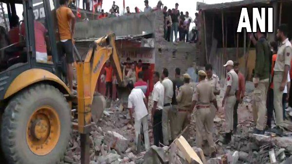 दिल्ली के नजफगढ़ इलाके में निर्माणाधीन मकान गिरने से बड़ा हादसा, मौके पर भेजी गईं दमकल की गाड़ियां