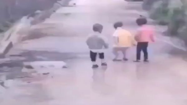बड़े भाई ने पीठ पर बिठाकर छोटे भाई-बहन को पार कराया सड़क पर भरा पानी, वीडियो ने जीता लोगों का दिल