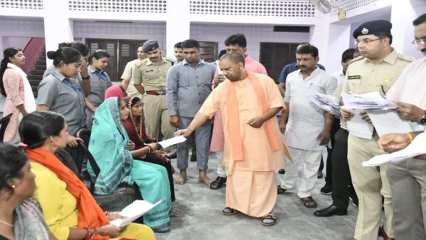 Gorakhpur: गोरखनाथ मंदिर में लगा सीएम योगी का जनता दरबार,सैंकड़ों ने लगाई फरियाद