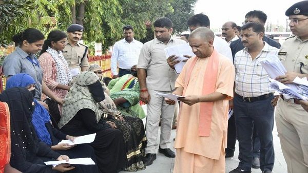 Gorakhpur News: सीएम ने सुनी फरियादियों की समस्याएं,अधिकारियों को दिए यह निर्देश