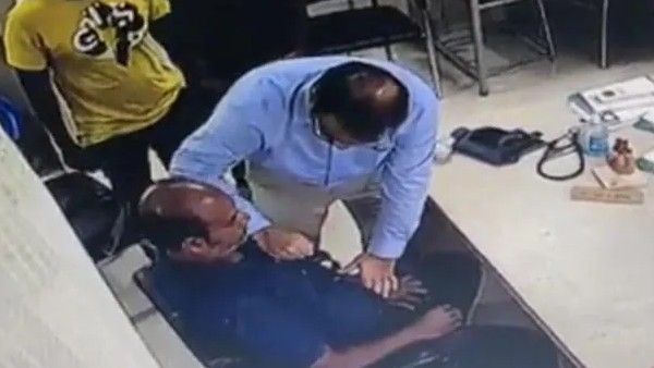 VIDEO: डॉक्टर के सामने बैठे मरीज को आया हार्ट अटैक, CPR के जरिए झट से बची जान